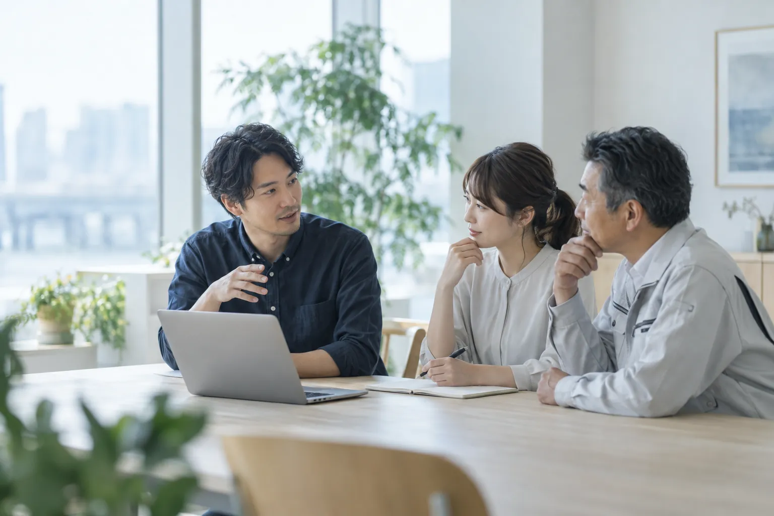 打ち合わせで話し合う様子のイメージ